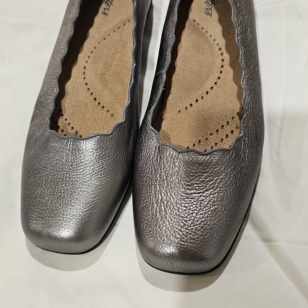 Trotters Metallic Gray Women's Flats